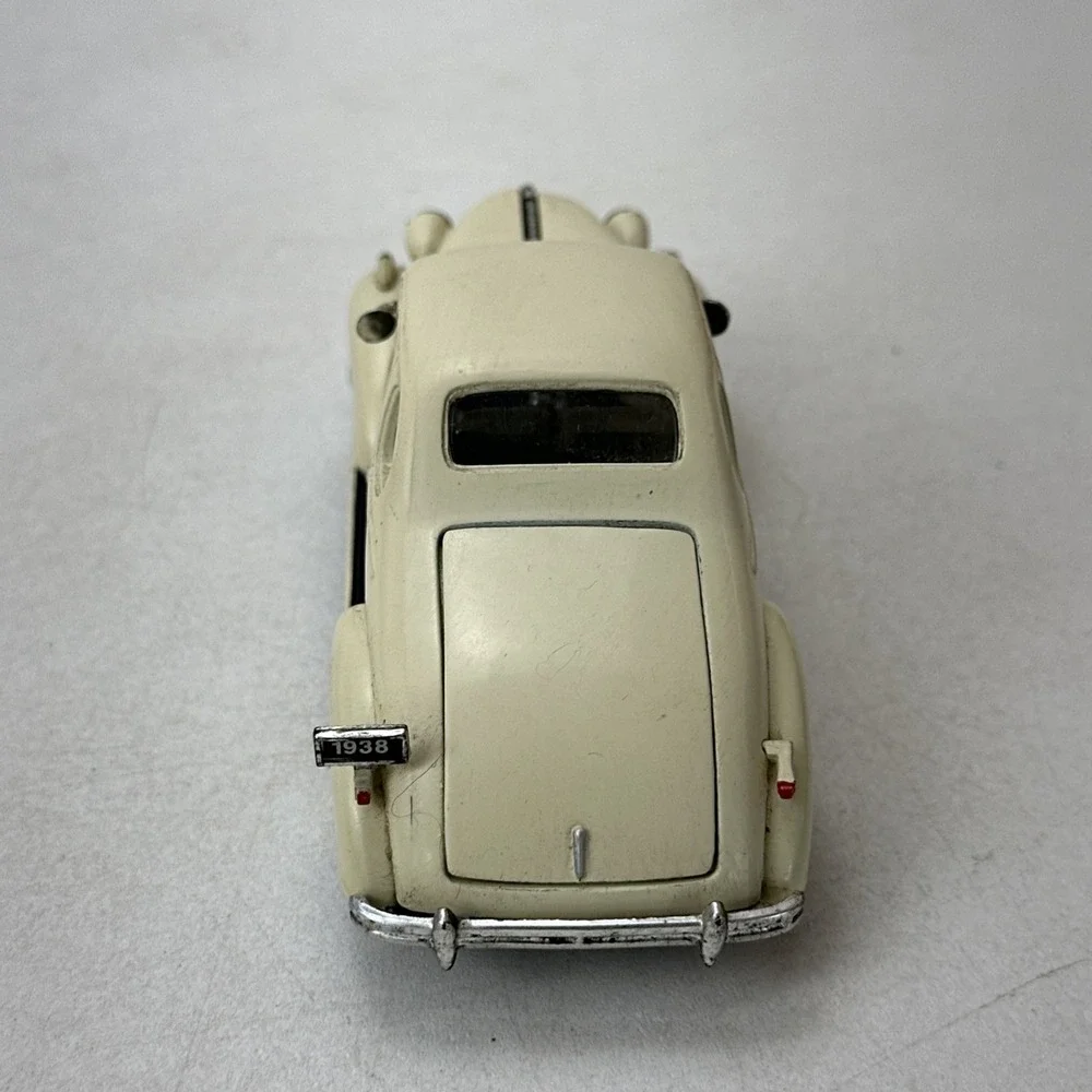 1938 Chevrolet Master Deluxe Business Coupe National Motor Museum 1:32 Cream
